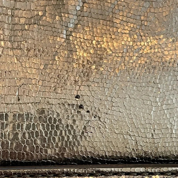 MICHAEL KORS Metallic Embossed-Leather Tablet Color Nickel - Picture 7 of 10